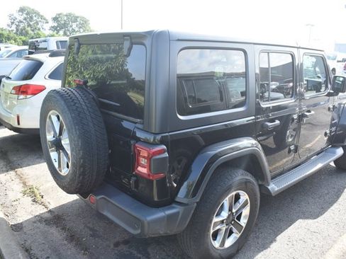 Used 2018 Jeep Wrangler Unlimited Sahara AWD/4WD image 5