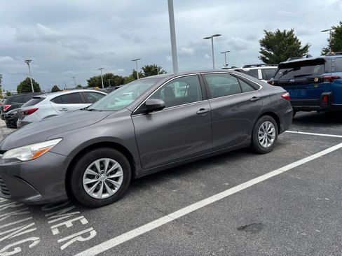 Used 2017 Toyota Camry LE FWD image 3