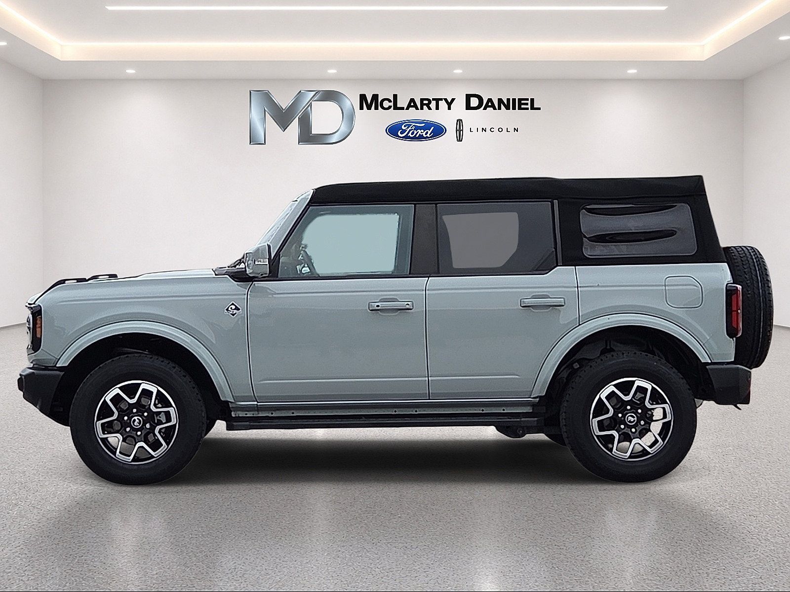 Used 2024 Ford Bronco Outer Banks AWD/4WD image 3