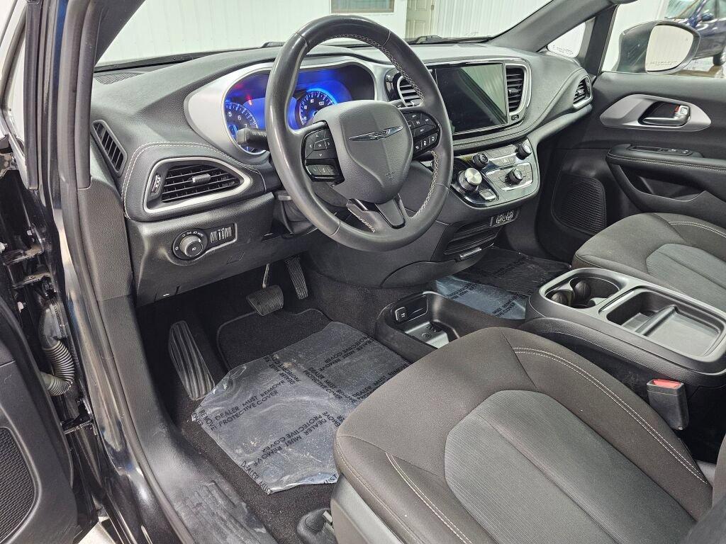 Used 2023 Chrysler Pacifica Touring FWD image 29