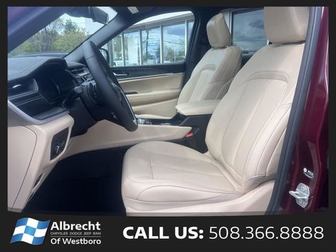 Used 2025 Jeep Grand Cherokee Limited AWD/4WD image 10