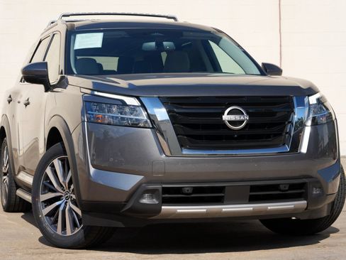 Used 2022 Nissan Pathfinder Platinum w/ Lighting Package (N93) FWD image 2