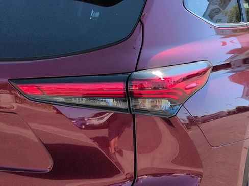 Used 2023 Toyota Highlander XLE image 11