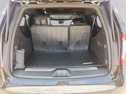 Used 2024 GMC Yukon XL AT4 w/ Technology Package AWD/4WD image 9