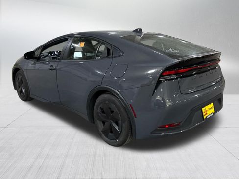 Used 2025 Toyota Prius LE FWD image 4