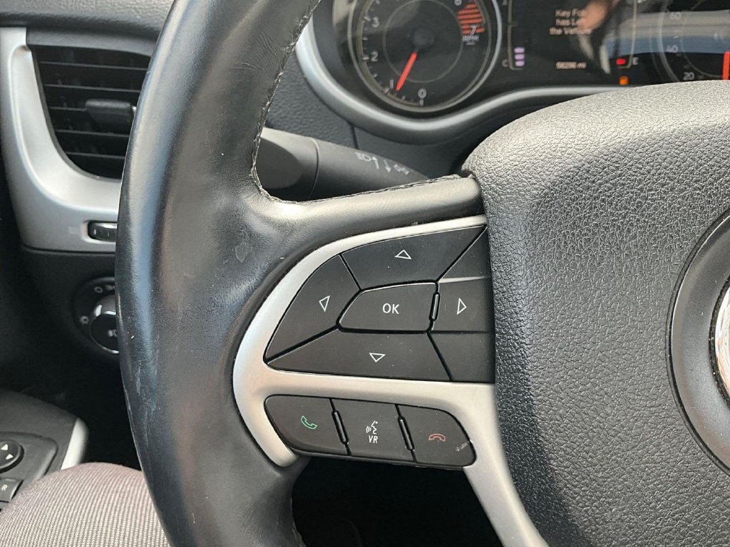 Used 2018 Jeep Cherokee Latitude Plus FWD image 12