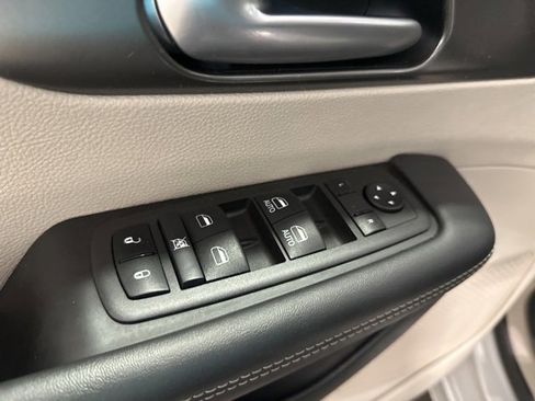 Used 2024 Chrysler Pacifica Touring-L image 10