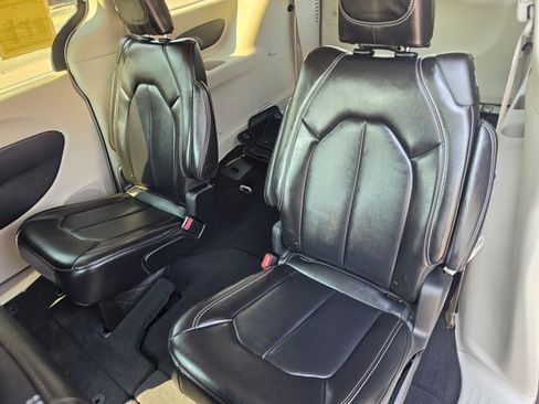 Used 2024 Chrysler Pacifica Touring-L FWD image 20