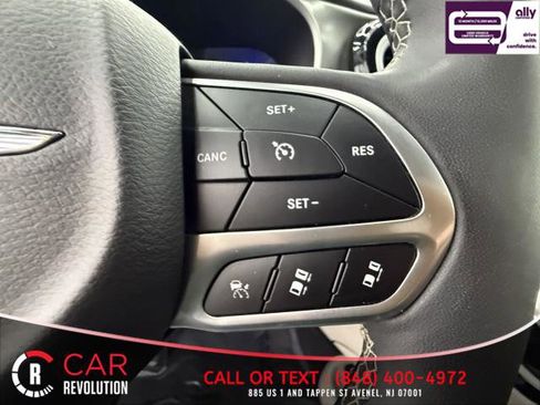 Used 2024 Chrysler Pacifica Touring-L FWD image 19