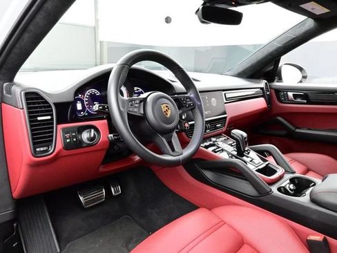 Certified 2022 Porsche Cayenne Turbo GT AWD/4WD image 4