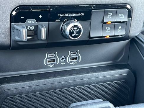 Used 2025 RAM 1500 Big Horn AWD/4WD image 30