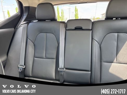Used 2025 Volvo XC40 B5 Plus image 11