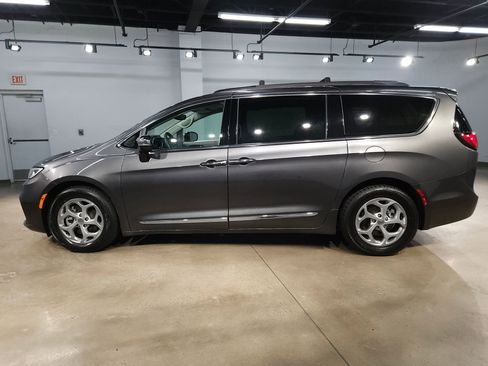 Used 2023 Chrysler Pacifica Limited FWD image 4