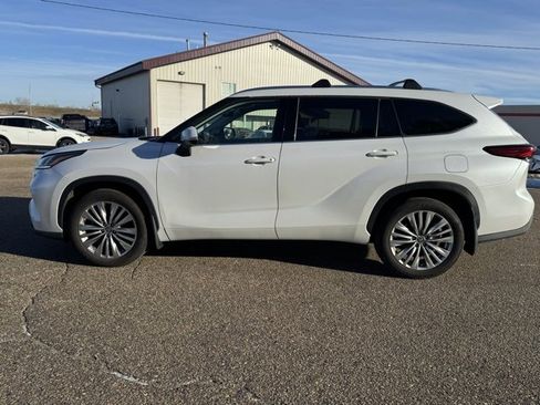 Used 2023 Toyota Highlander Platinum image 17