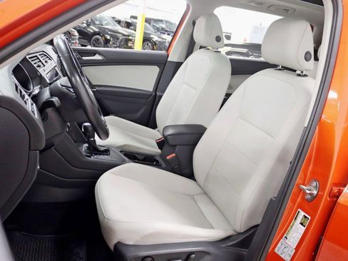 Used 2018 Volkswagen Tiguan SE w/ Panoramic Sunroof Package FWD image 23