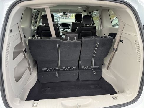 Used 2023 Chrysler Pacifica Touring-L image 16