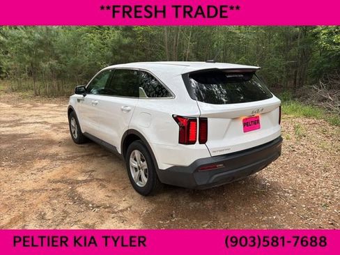 Used 2023 Kia Sorento LX FWD image 9