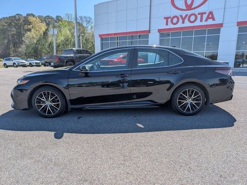 Used 2023 Toyota Camry SE image 2