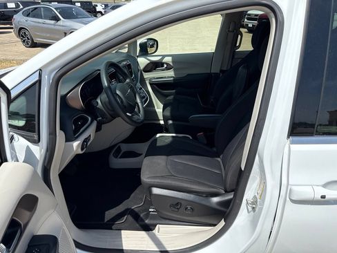 Used 2023 Chrysler Voyager LX FWD image 19