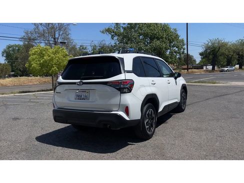 Used 2025 Subaru Forester Premium image 2