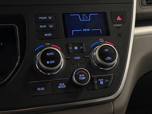 Used 2015 Toyota Sienna LE AWD/4WD image 18
