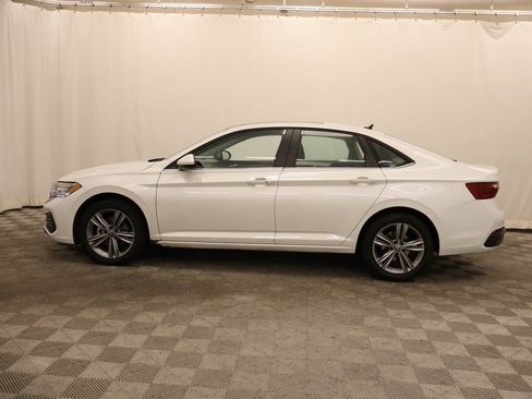 Used 2023 Volkswagen Jetta SE w/ Panoramic Sunroof Package FWD image 2