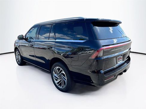 Used 2025 Lincoln Navigator Reserve image 3