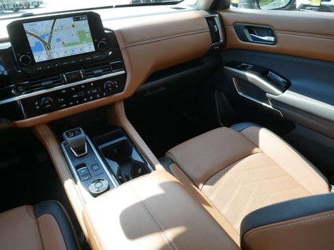 Certified 2025 Nissan Pathfinder Platinum AWD/4WD image 11