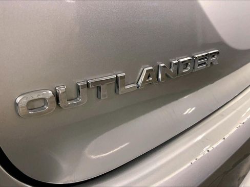 Used 2024 Mitsubishi Outlander SE image 8