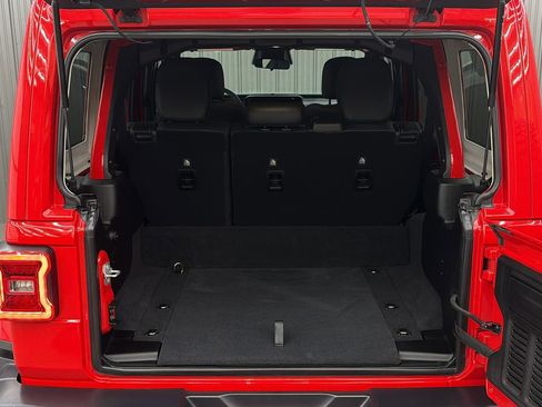 Used 2025 Jeep Wrangler Unlimited Sahara AWD/4WD image 17