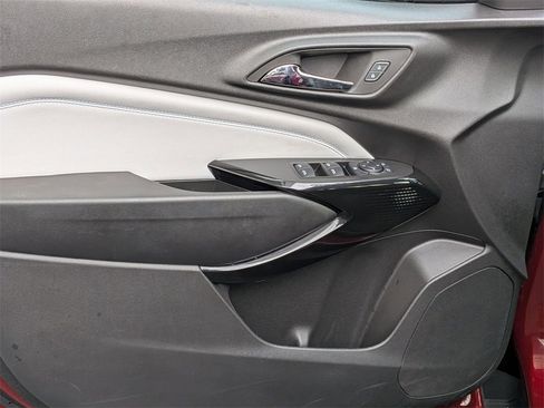 Used 2025 Chevrolet Trax LT w/ LT Convenience Package image 11