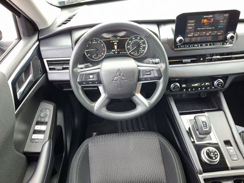 Used 2023 Mitsubishi Outlander ES image 11