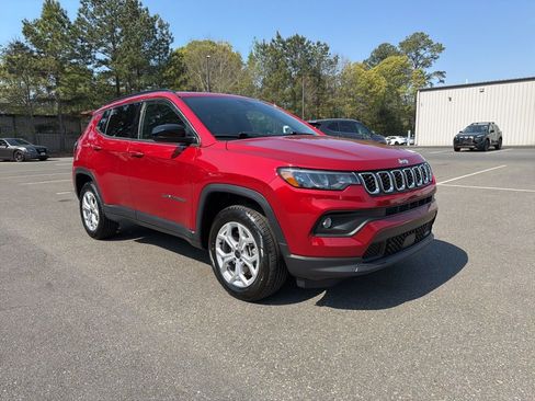 Used 2025 Jeep Compass Latitude w/ Sun & Sound Group AWD/4WD image 4