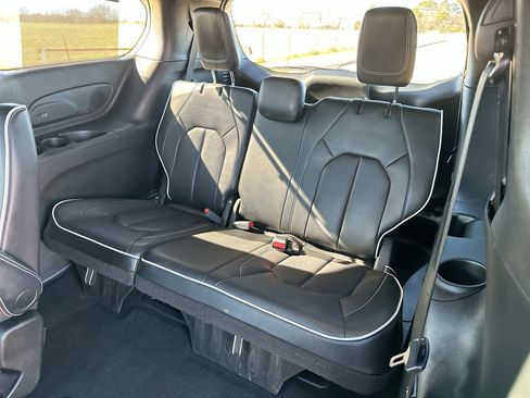 Used 2025 Chrysler Pacifica Limited image 24