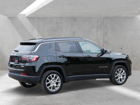 Used 2022 Jeep Compass Latitude AWD/4WD image 3