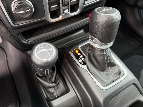 Certified 2025 Jeep Gladiator Nighthawk image 21