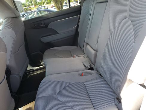 Used 2023 Toyota Highlander LE AWD/4WD image 13