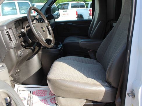 Used 2015 Chevrolet Express 3500 RWD image 9