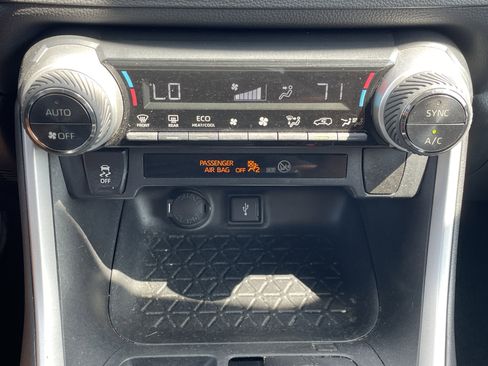 Used 2020 Toyota RAV4 XLE image 28