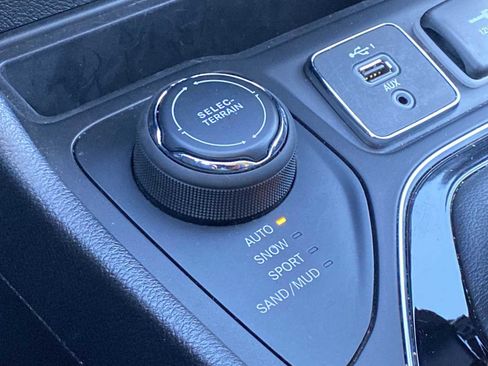 Used 2019 Jeep Cherokee Limited image 28