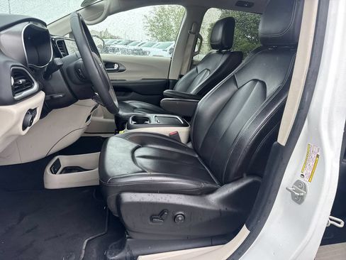 Used 2023 Chrysler Pacifica Touring-L FWD image 15