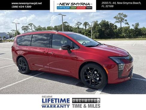 New 2027 Chrysler Pacifica Limited FWD image 1