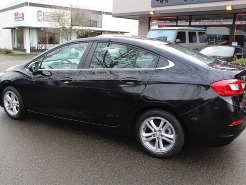 Used 2017 Chevrolet Cruze LT image 3