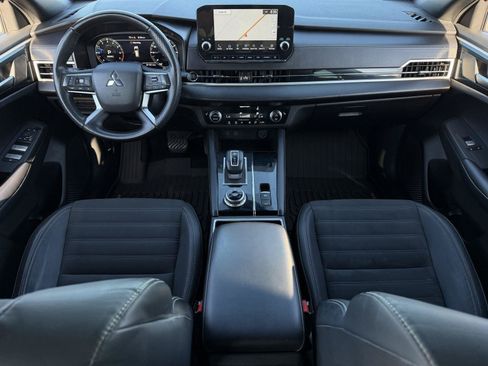 Used 2023 Mitsubishi Outlander SE Black Edition FWD image 6