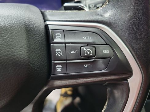 Used 2022 Jeep Grand Cherokee Limited image 41