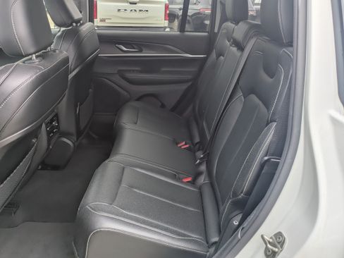 Used 2023 Jeep Grand Cherokee Limited AWD/4WD image 10