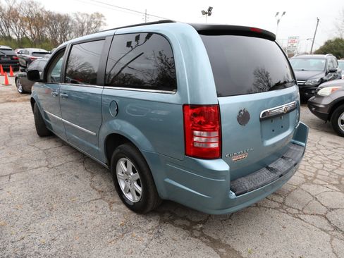 Used 2010 Chrysler Town & Country Touring image 8