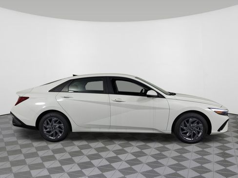 New 2025 Hyundai Elantra Blue image 2