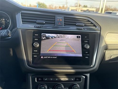Used 2021 Volkswagen Tiguan SE w/ Panoramic Sunroof Package image 15