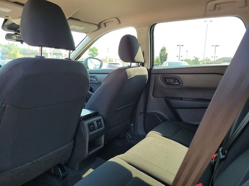 Used 2025 Nissan Rogue S image 12